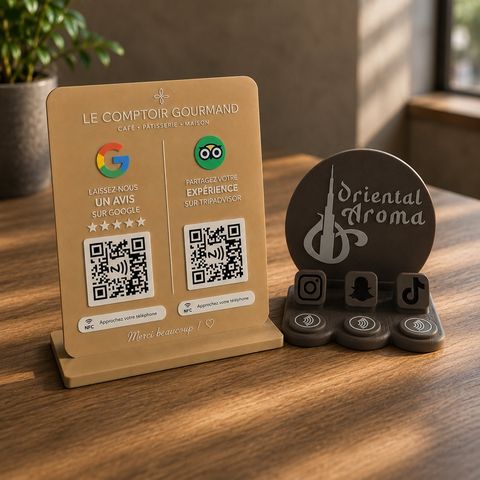 Présentoirs avis et réseaux sociaux Oriental Aroma sur une table