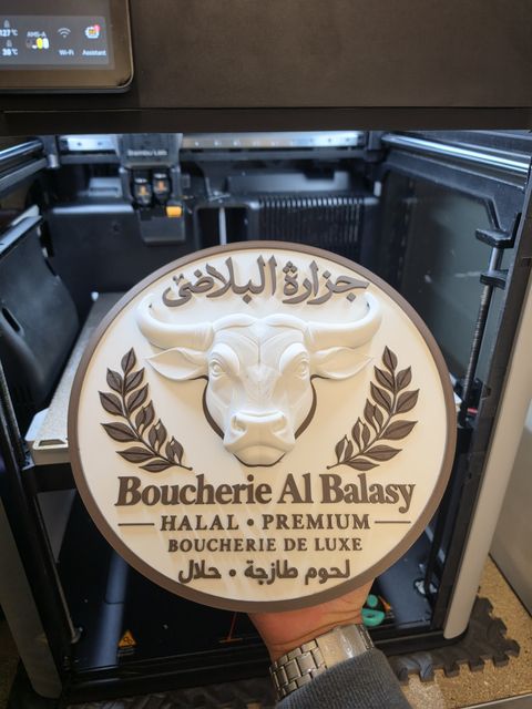 Logo en relief en cours de fabrication