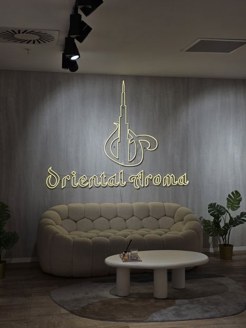 Enseigne Oriental Aroma dans un salon