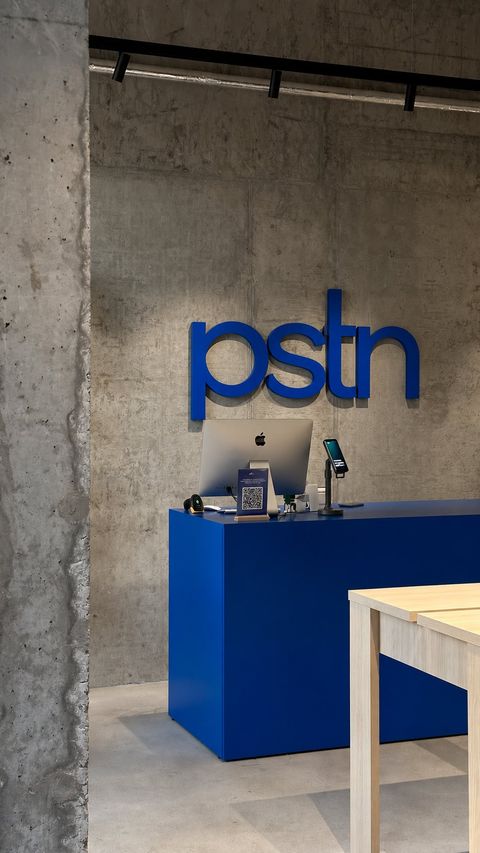Logo pstn en relief au-dessus d'un comptoir