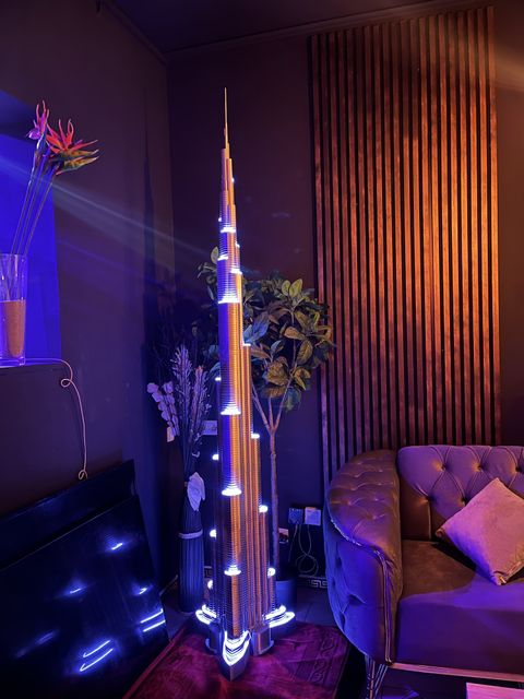 Burj Khalifa lumineux en bleu dans un salon