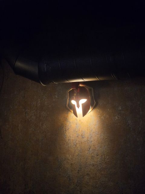 Applique murale lumineuse en forme de casque spartiate