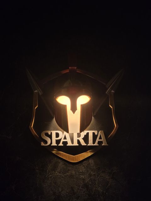 Logo Sparta lumineux au mur