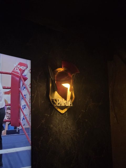 Appliques Sparta allumées dans une salle